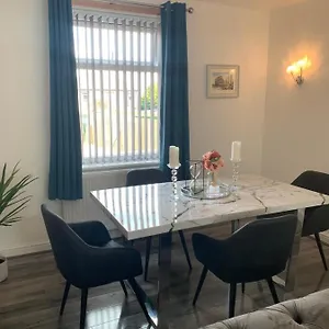 https://modern-3-bedroom-luxury-home-with-private-drive.yorkshirehotels.net